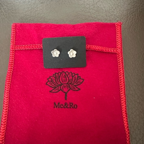 Me & Ro Jewelry - Me & Ro Sterling Silver Gorgeous Flower Stud Earrings